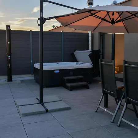 Апартаменты Luxury Loft Apartment - Private Hot Tub & Wellness - 10 Minutes From Bratislava