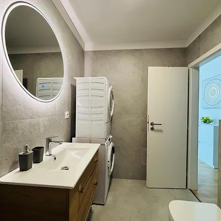 Luxury Loft Apartment - Private Hot Tub & Wellness - 10 Minutes From Bratislava Rovinka
